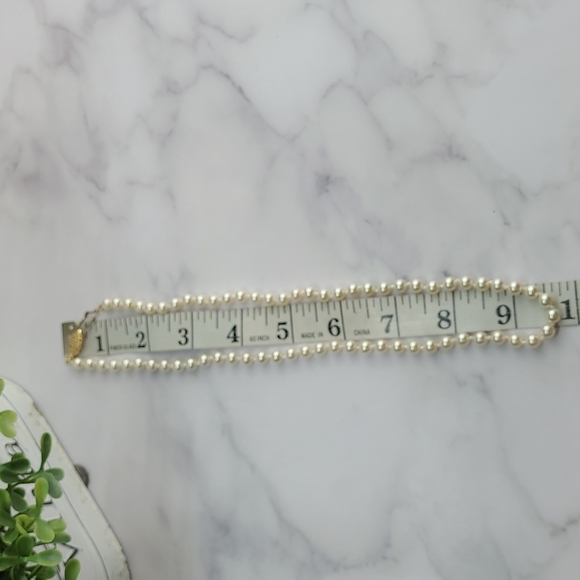 SINGLE STRAND WHITE FAUX PEARL NECKLACE - Picture 5 of 5